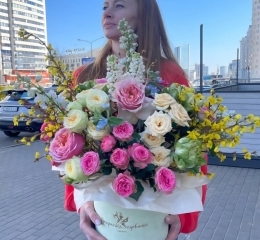 Композиция из роз разных сортов, сирени, дельфиниума, форзиции, твидии Композиция из роз разных сортов, сирени, дельфиниума, форзиции, твидии